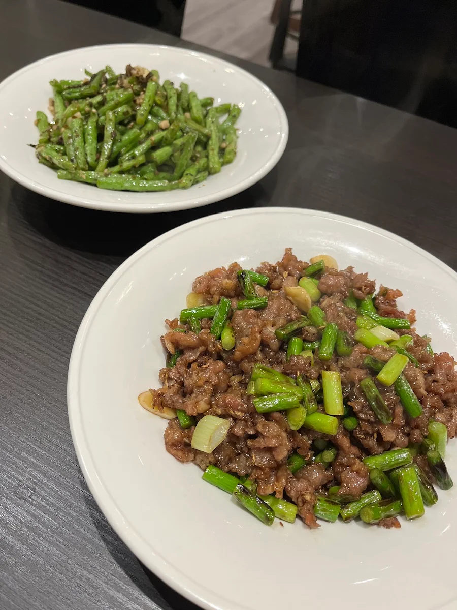 小炒嫩牛肉 stir-fried beef with pickled pepper